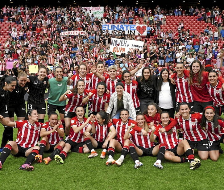 Las jugadoras del Athletic celebran el fin de temporada en el césped.