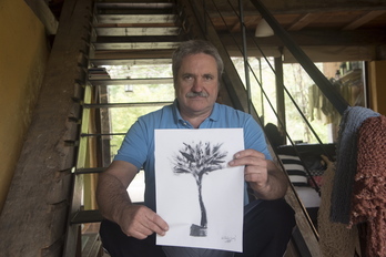 Koldobika Jauregi con la lámina ‘Aizkora eta arbola’.