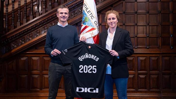 Mariasun Quiñones posa junto al presidente Ion Uriarte.