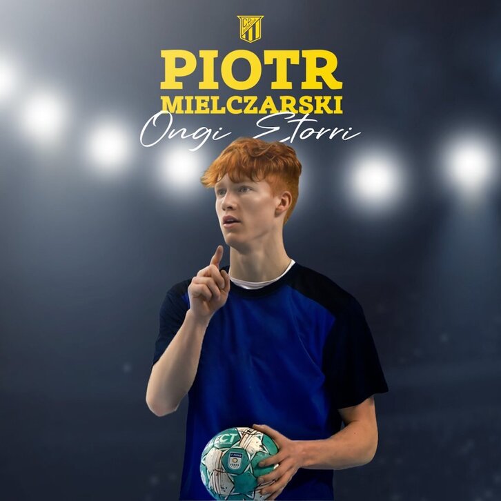 Argazki honekin jakinarazi du Bidasoak Piotr Mielczarskiren fitxaketa.