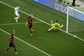 Schranz anota el gol de una victoria histórica de Eslovaquia sobre Bélgica.