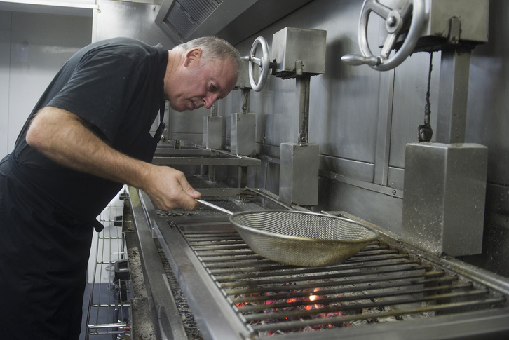 Bittor Arginzoniz, en la cocina del asador Etxebarri, en una imagen de archivo. 