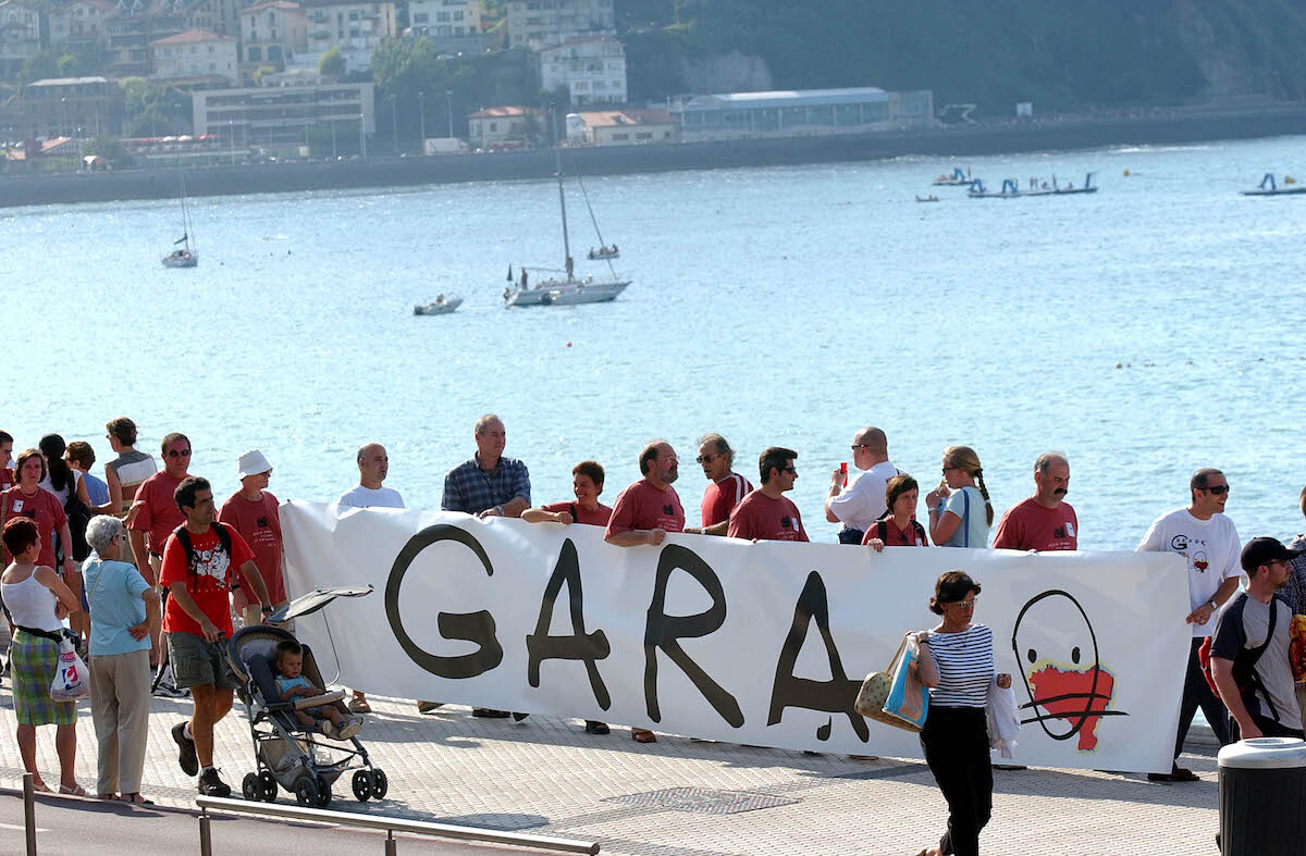 GARAren aldeko giza-katea.