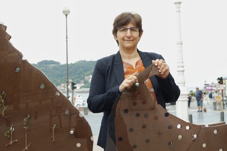 Sahar Francis (Addameer), en el monumento de recuerdo a los represalidados por el franquismo en Donostia.