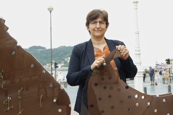 Sahar Francis (Addameer), en el monumento de recuerdo a los represalidados por el franquismo en Donostia.