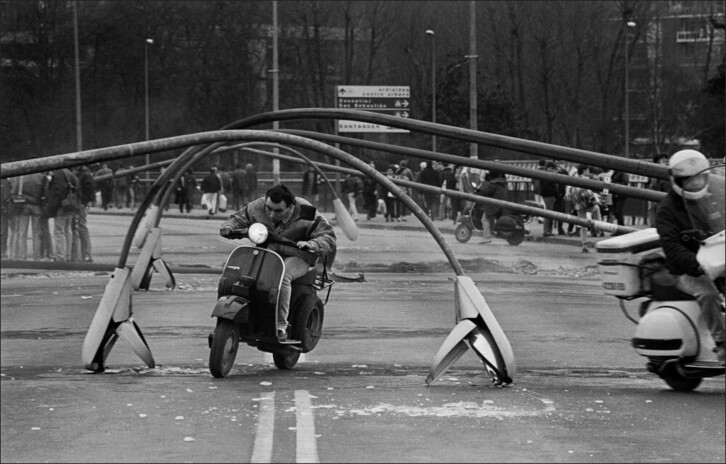 Un motorista pasa entre las barricadas de farolas en el puente de Deustu en marzo de 1988