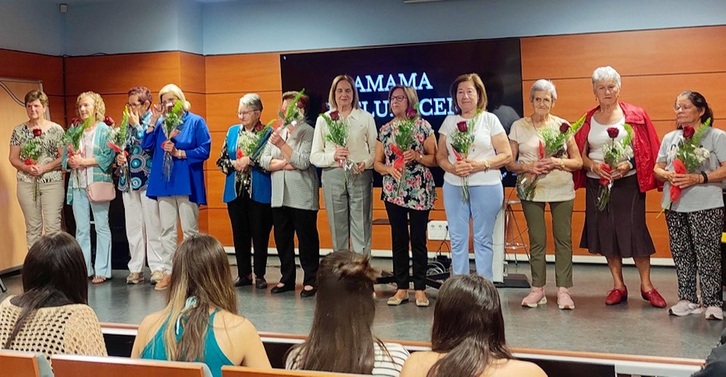 Proiektuan parte hartu duten amamei egindako omenaldia, irudian.