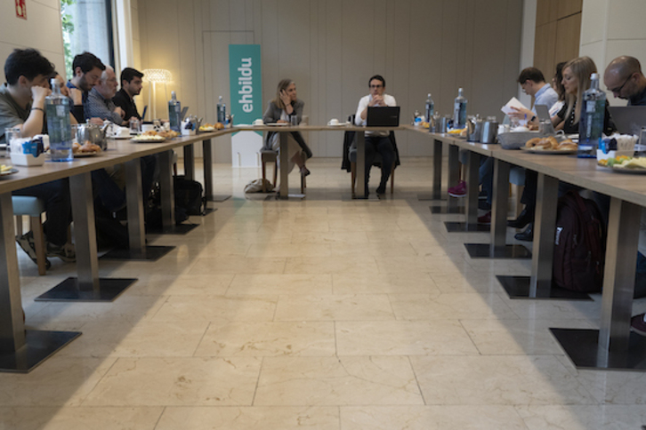 Pello Otxandiano y Nerea Kortajarena han explicado sus propuestas ante la prensa en Gasteiz.