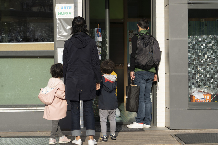 Gurasoak haur txikiekin ikastetxe baten sarreran, artxiboko irudian.