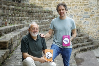 Barrio eta Ayllon beren liburu berriak eskuetan.