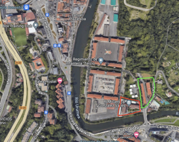 Vista aérea de los terrenos de Loiola, con los bloques de viviendas rodeados en verde y la residencia militar en rojo.