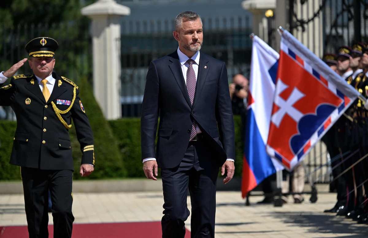 El nuevo presidente de Eslovaquia, Peter Pellegrini, pasa revista a las tropas de su país. (Joe KLAMAR / AFP PHOTO)