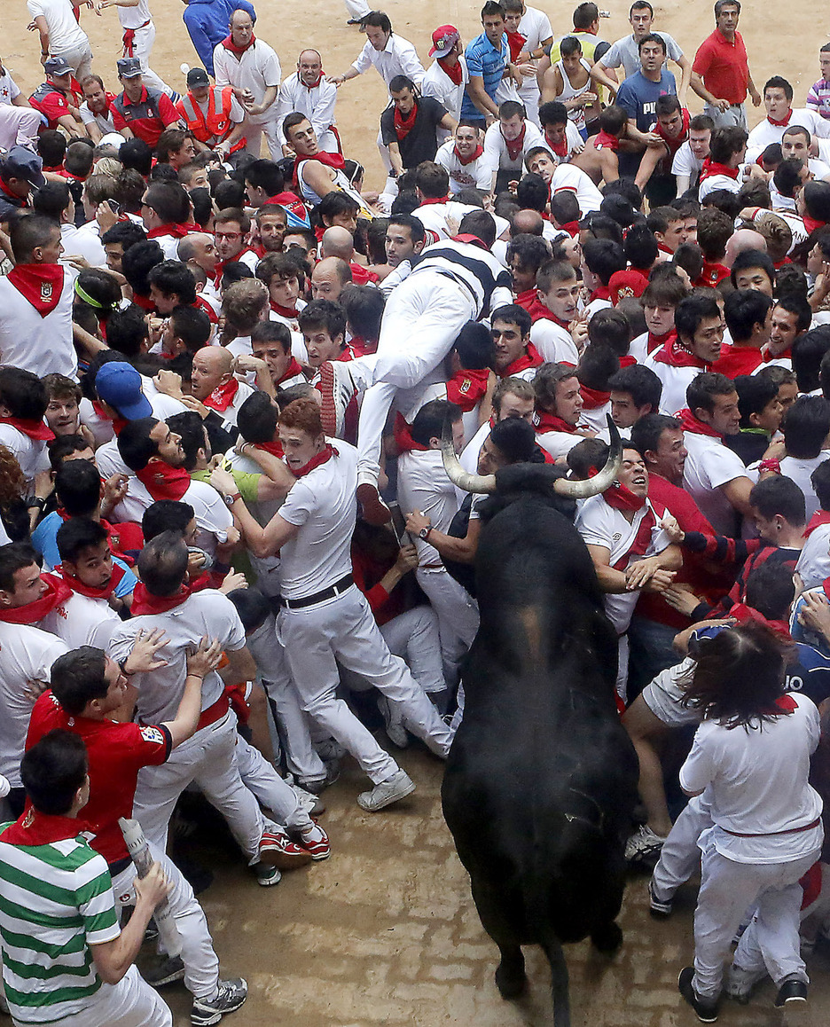 Un toro chocando contra el tapón humano. Un toro chocando contra el tapón humano.
