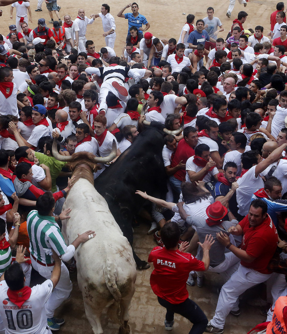 Momento en el que empiezan a llegar más astados a la entrada de la plaza. Momento en el que empiezan a llegar más astados a la entrada de la plaza.