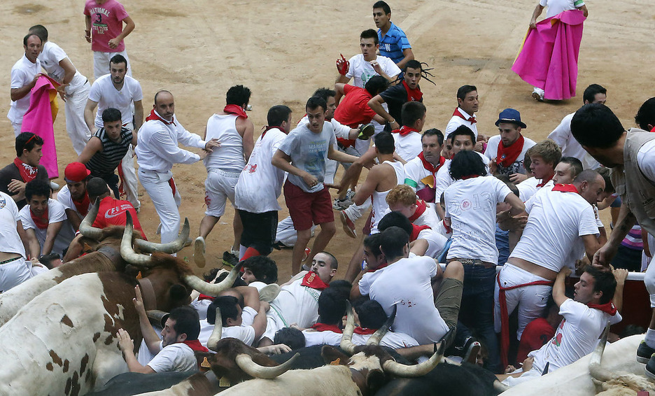 La plaza vacía contrasta con el tapón en la entrada. La plaza vacía contrasta con el tapón en la entrada.