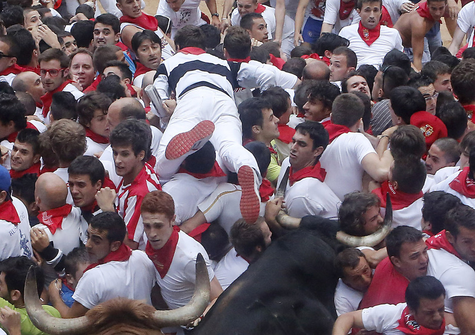 Las astas rozando la cara de los mozos. Las astas rozando la cara de los mozos.