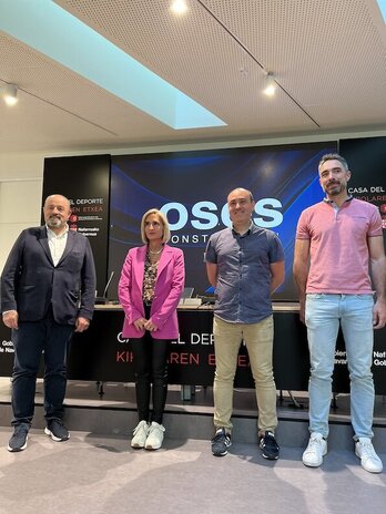 Alberto Latienda –gerente de Osés Construcción–, Noemí Osés (directora cooperativa de Osés Construcción–, Jose Luis Oreja –presidente de Ardoi– y ‘Pope’ Urtasun –gerente de Ardoi– en la feliz presentación..