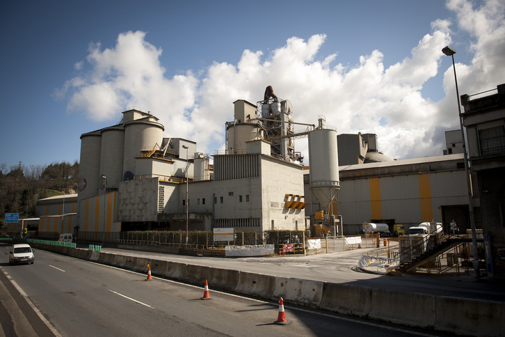 Planta de Heidelberg Materials (antigua Cementos Rezola) en el barrio donostiarra de Añorga. 