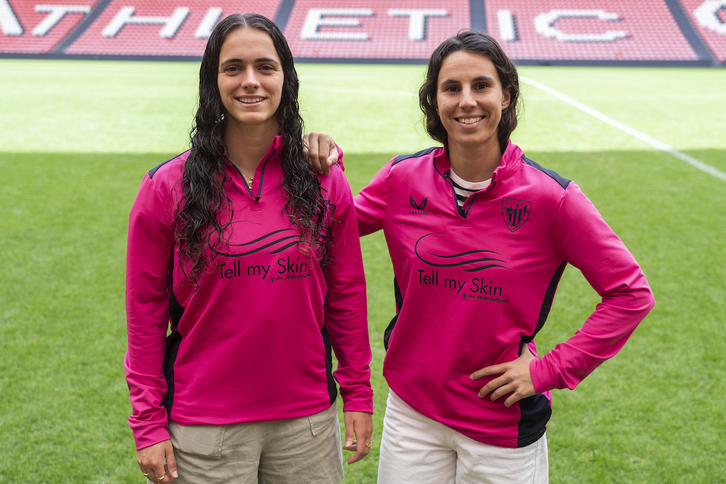 Maite Zubieta y Maddi Torre posan sobre el césped de San Mamés, donde despidieron la temporada.