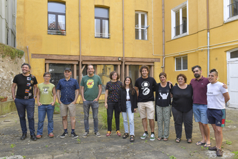 Representantes de Katakrak y Koop57, dando a conocer la adquisición del bloque que tienen a sus espaldas.