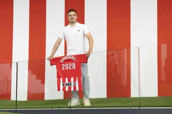 Andoni Gorosabel ha firmado un contrato con el club rojiblanco para las próximas cuatro temporadas.