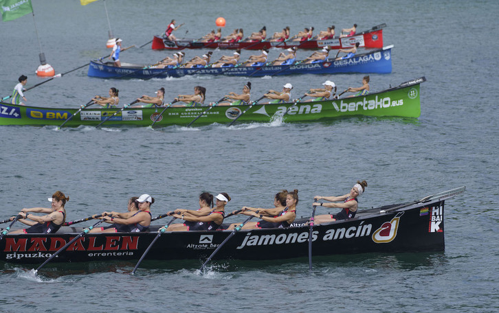 Zarautzeko eta Zumaiako traineruak urrunean, Gipuzkoako Txapelketan, Hondarribiarekin eta Hibaikarekin batera.