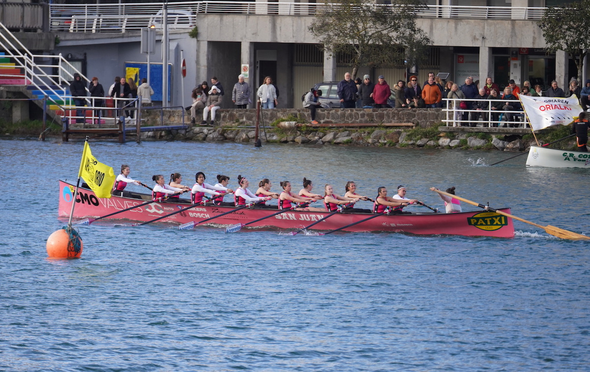 San Juaneko ontzia Orioko traineruen jaitsieran. (Gotzon ARANBURU)