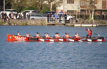 Zarautzeko eta Zumaiako traineruak urrunean, Gipuzkoako Txapelketan, Hondarribiarekin eta Hibaikarekin batera. 