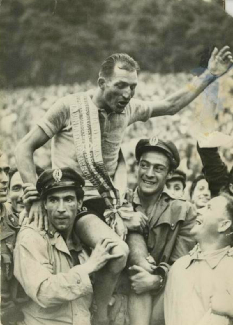 Bartali, agasajado tras una de sus victorias. (Wikimedia Commons)