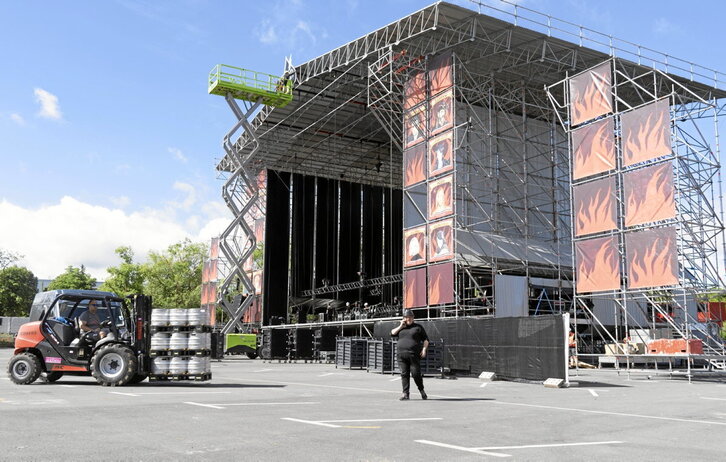 Trabajos de última hora en el parking de Mendizabala, que este fin de semana acoge el Azkena Rock Festival.