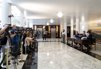 La firma del programa, que se anuncia de más de cien páginas, levantó gran expectación mediática.