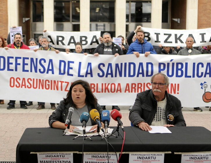 Comparecencia y protesta por la sanidad pública ante el Hospital de Gurutzeta.
