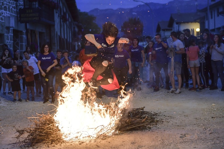 Arbizun San Joan sua piztuko dute igande iluntzean.