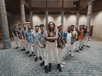 Ezkerretik hasi eta hirugarrena da Julen Leuza, Goxua'N Salsa taldeko zuzendari musikala.