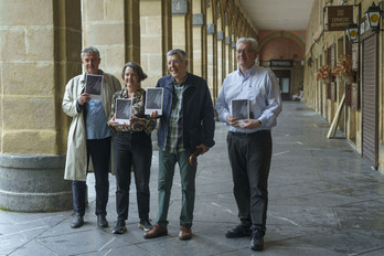 Ezkerretik eskuinera: Joxean Muñoz, Kultura sailburuordetza; Isabel Etxeberria, EIZIEren ordezkaria; Joxe Mari Berasategui, itzultzailea eta azkenik, Inazio Mujika, Erein eta Igela argitaletxearen ordezkaria.