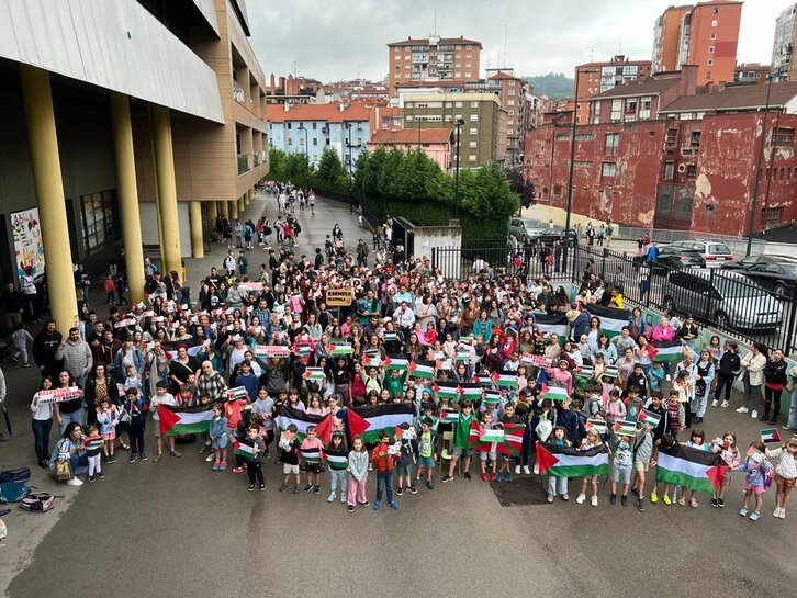 Gure Haurrak Ere Badira dinamikak Euskal Herriko eskoletan elkartasun argazkiak antolatu ditu ostegun honetan.