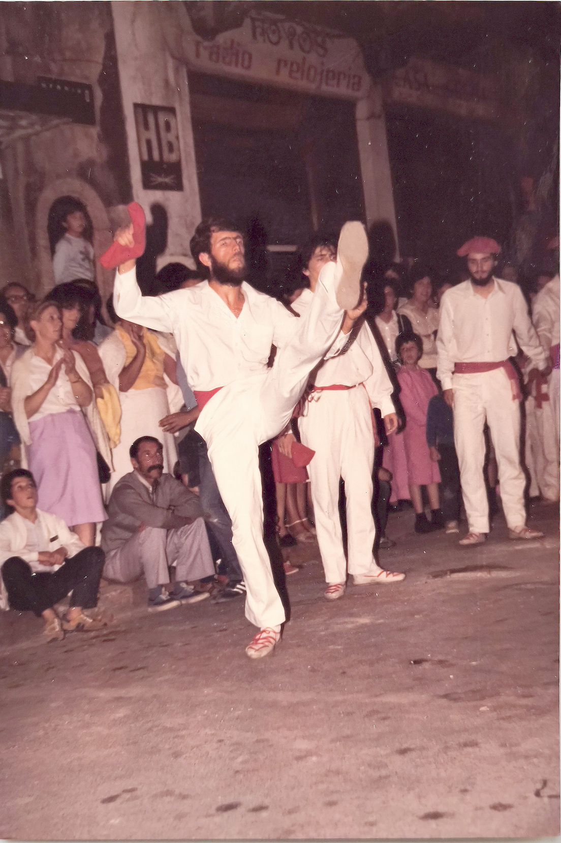 Mikel Arrastia, hil baino lau egun lehenago. Errenteriako plazan dantzan San Juan Gauean, ohikoa zuen moduan.