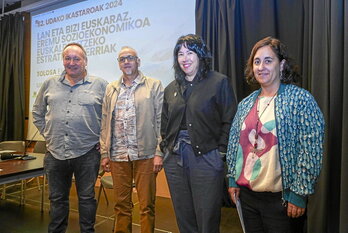 Ezkerretik eskuinera, Elias Zumalde (Emun), Txarles Ranero (Ahize), Aitziber Salaberria (Elhuyar) eta Eider Iturricastillo (Artez).