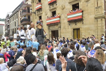 Haurren txupinazoa Udaletxeko plazan, San Pelaio bezperan.