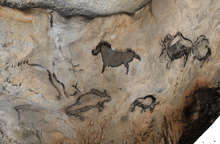 Panel principal de la cueva de Santimamiñe.