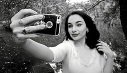 Irudian, Fidias Panayiotou youtuber zipretarra, agenda politikorik gabekoa, sekula botoa eman ez duen ordezkari hautatua. «Youtuberra izaten ikasi nuen bezala ikasiko dut europarlamentaria izaten».