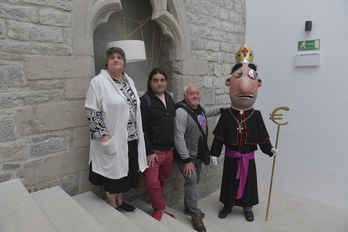 Cristina Contreras, junto a Rubén Platero, Tasio y el peculiar obispo Gorromeo.