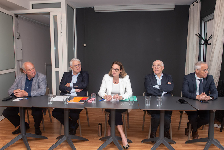 La diputada saliente, Florence Lasserre, respaldada por Jean-René Etchegaray, Jean-Jacques Lasserre y hasta el alcalde de Angelu.