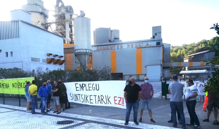 Movilización sindical en defensa de los puestos de trabajo en Cementos Rezola de Añorga en julio de 2021.