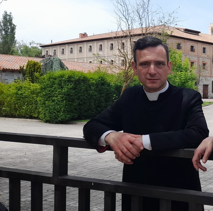 José Ceacero, erigido en portavoz de estas clarisas, en el convento de Belorado.