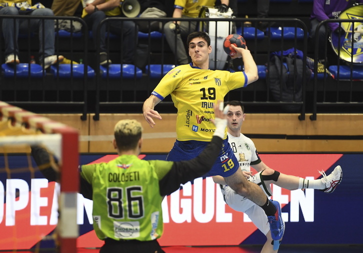 Julen Mujika, en un partido de la EHF European League de la temporada 2021-22.