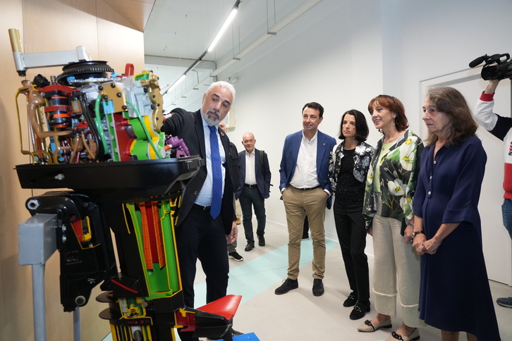 Irudian, agintariak ostiraleko inaugurazio ekialdian. 