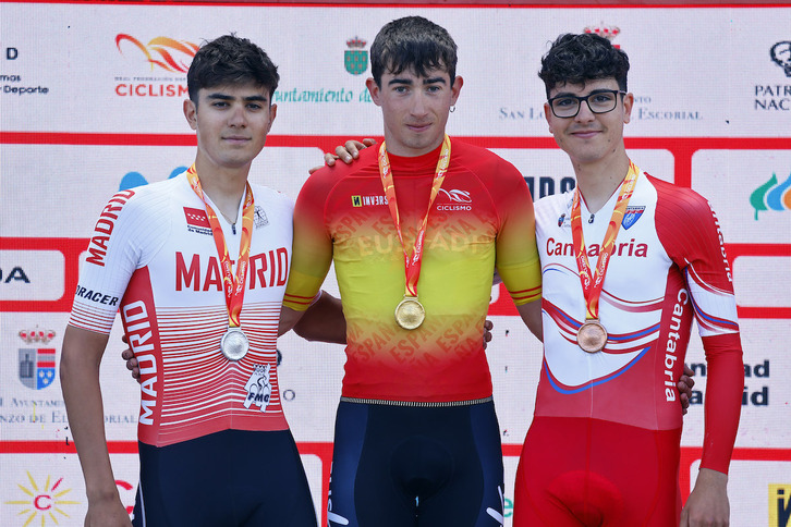 Aitor Agirre, en el centro como campeón estatal de contrarreloj sub-23.