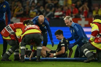 Kieran Tierney, tendido en la camilla antes de ser retirado del duelo ante Suiza por lesión.