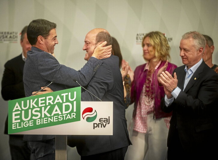 Abrazos en Sabin Etxea la noche de las elecciones del 21 de abril.
